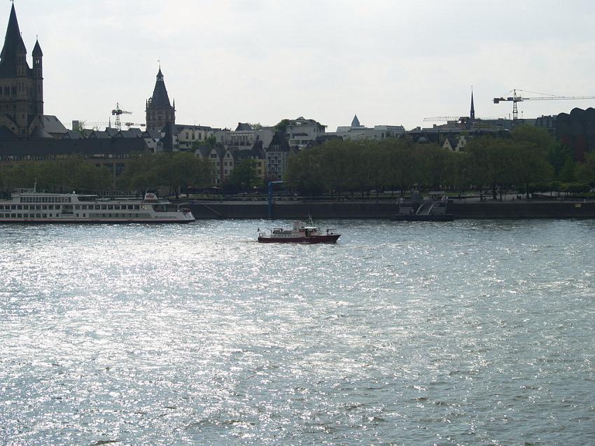 Uebungsfahrt Loeschboot und Ursula P40.JPG